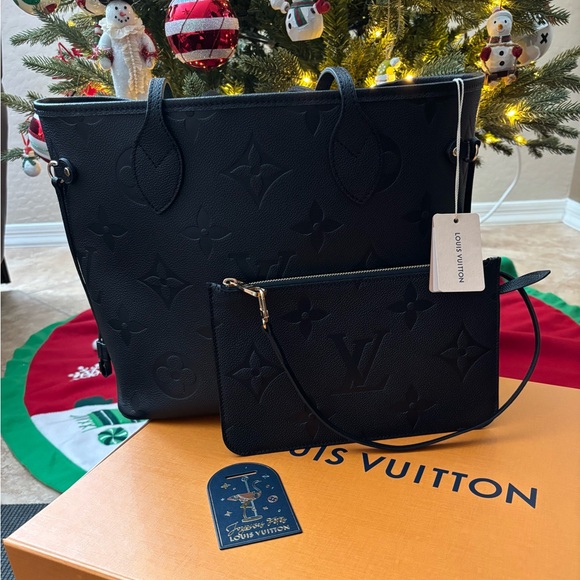 ๐ฅโฃ๏ธ๐ฅ2024 Authentic Louis Vuitton Monogram Empreinte Leather Wristlet - Picture 3 of 9